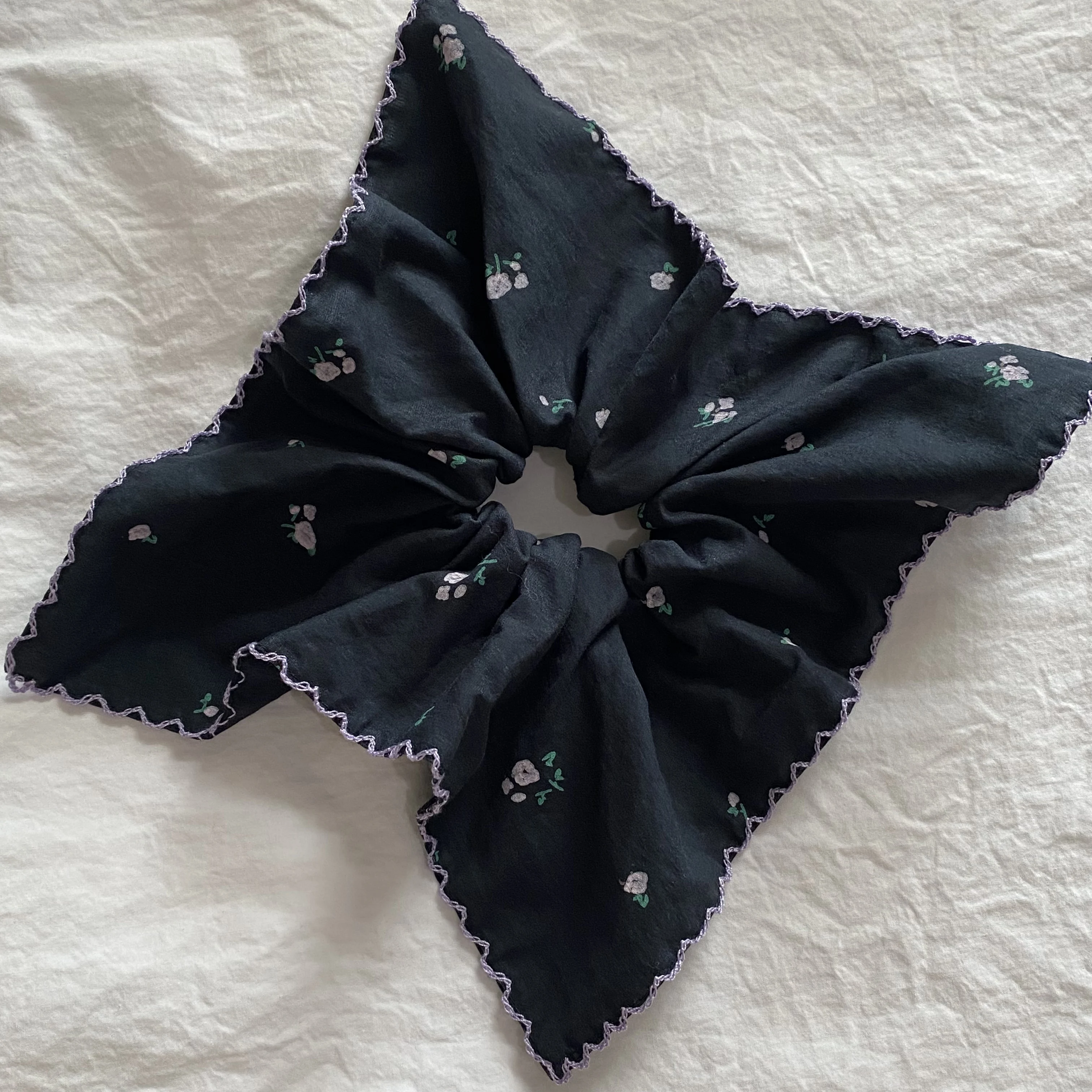 1PC フォレストスタイルダークフローラルプリントヘアシュシュ、パープルトリム付き、大きなフリルヘアタイ、女性用エレガントなヘアアクセサリー
