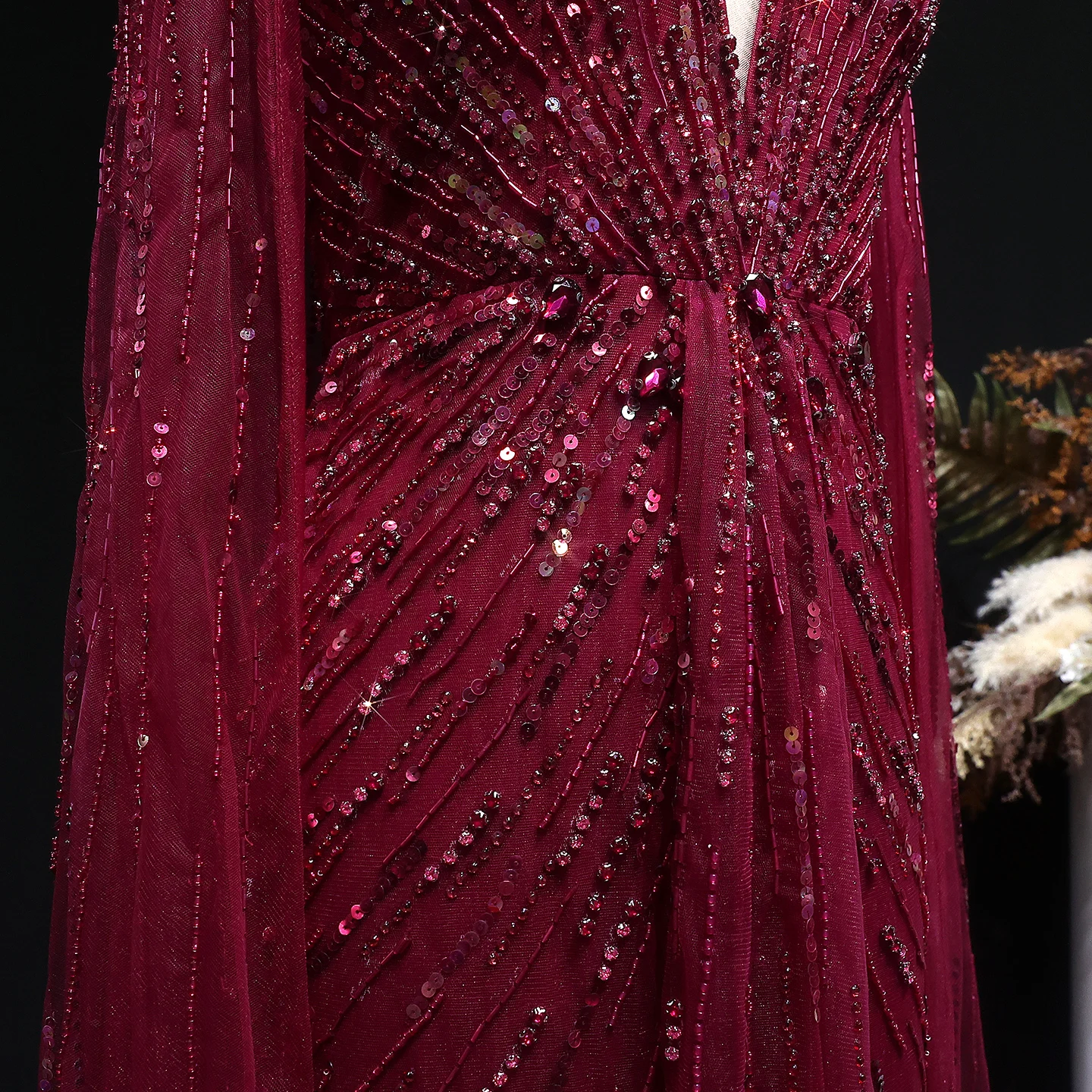 Sharon Said Dubai Burgunderrotes Abendkleid mit V-Ausschnitt und Cape-Ärmeln, Perlenbesetztes A-Linien-Kleid, Damen-Abendkleid SS399 Maßanfertigung – Detail 7