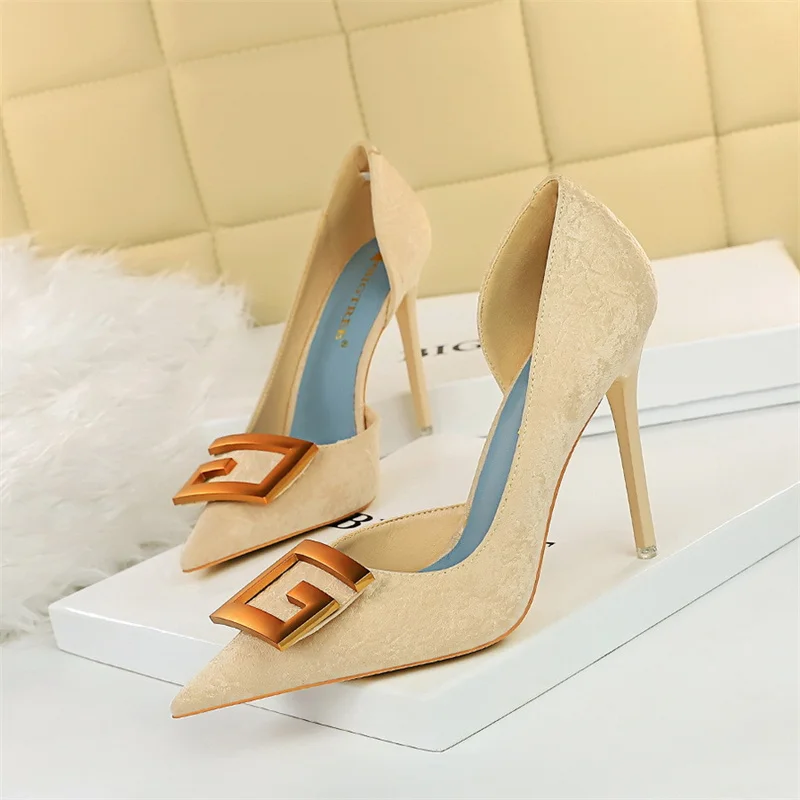 2024 New Fashion Metal Buckle Fashion High Heel Shoes Women Pumps Pointed Toe Soft Fabric Side Hollow Wedding Dress Single Shoe