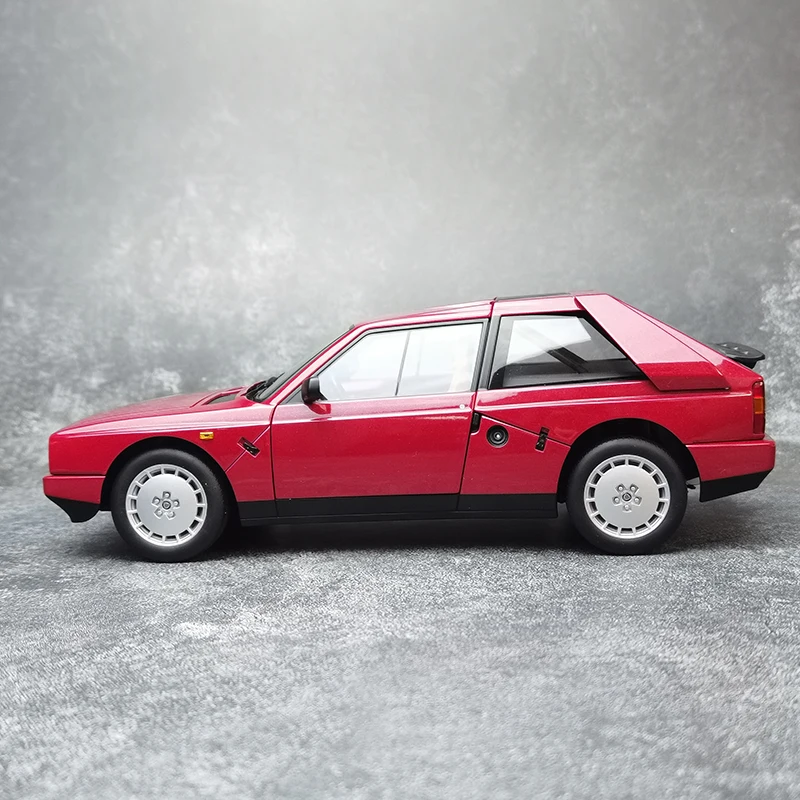 AUTOART 1/18  scale Lancia Delta S4 1985  Metal material Car model Static vehicle Ornament collection Birthday present