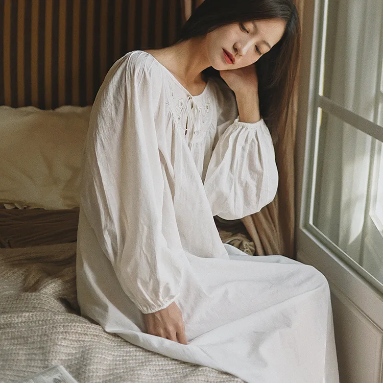

Retro white cotton long nightgown French women's loose embroidered nightgown princess style dress pajama women