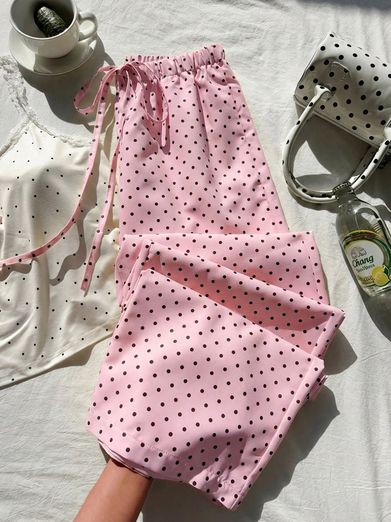 Sommerliche neue, weit geschnittene, figurbetonte, gerade geschnittene Hose mit fließendem Fall, dünnem Stoff, Polka-Dot-Print und elastischem Bund im Casual-Stil. – Detail 4