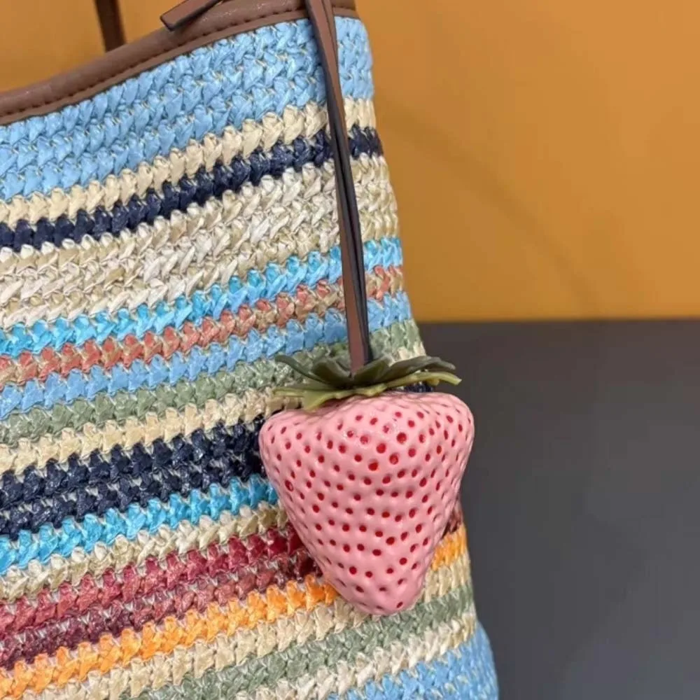 Брелок для ключей, водонепроницаемый брелок с клубникой, элегантный сплав, универсальная подвеска для сумки, яркий кулон ручной работы из красной смолы с фруктами, подарок