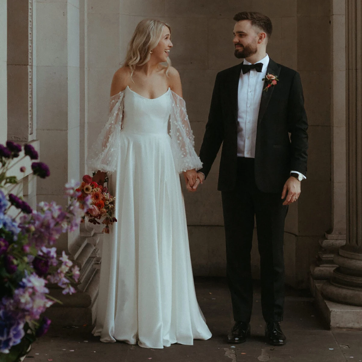 Off Shoulder A Line Soft Satin Simple Wedding Dress Scoop Neck Long Bishop Sleeves Embroidered Lace Customzied Bridal Gowns