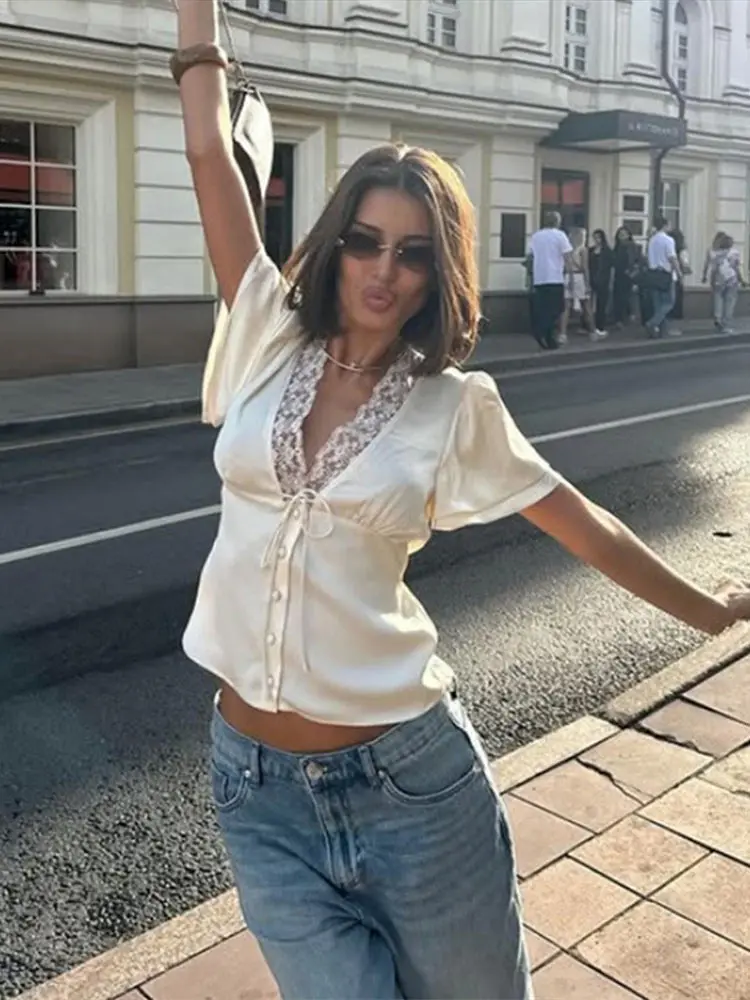 الرجعية الدانتيل العميق الخامس الرقبة قميص المرأة شيك الصلبة الدانتيل يصل أزرار قمصان ضئيلة الإناث 2025 الصيف تنوعا موضة الشارع القمم #4