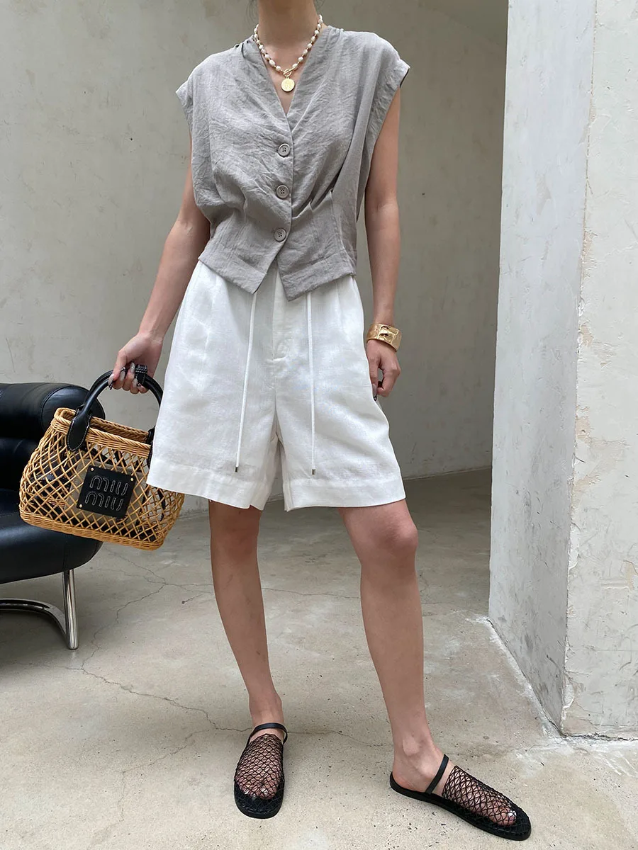 Sommerliche Damen-Weste in unifarbenem, lässigem Design mit Schultertasche, plissiertem V-Ausschnitt und ärmellosem Schnitt. – Detail 32