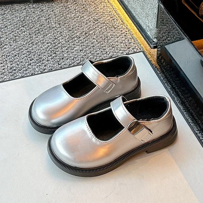 Meisjes Platte Schoenen Ronde Neus Gloss Kinderen Prinses Schoenen Met Metalen Decoratie 2024 Nieuwe Meisjes Zwarte Performance Schoenen Zachte Zool