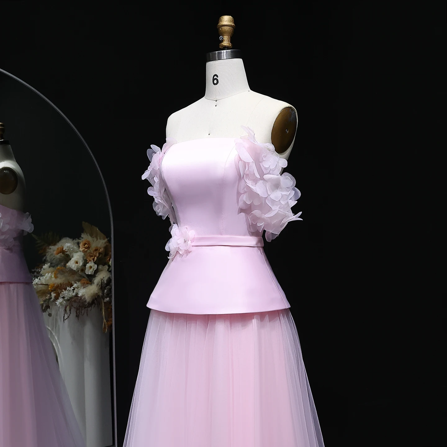 Sharon กล่าวว่าสีชมพู A-Line Tulle ปิดไหล่ชุดราตรี 3D ดอกไม้สําหรับผู้หญิงงานแต่งงานคําพรหมชุด SF228 ที่กําหนดเอง