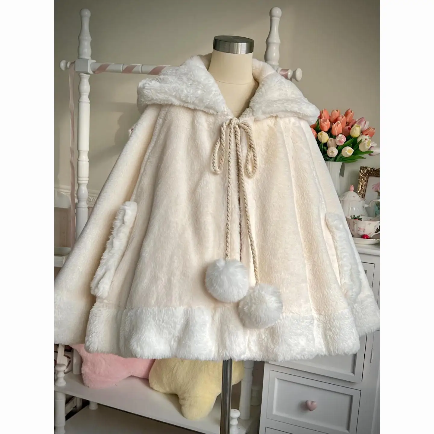 겨울 일본 로리타 스타일 여성 코트 푹신한 달콤한 귀여운 소녀스러운 모직 케이프 코트 흰색 후드 판초 의상 여성 의류