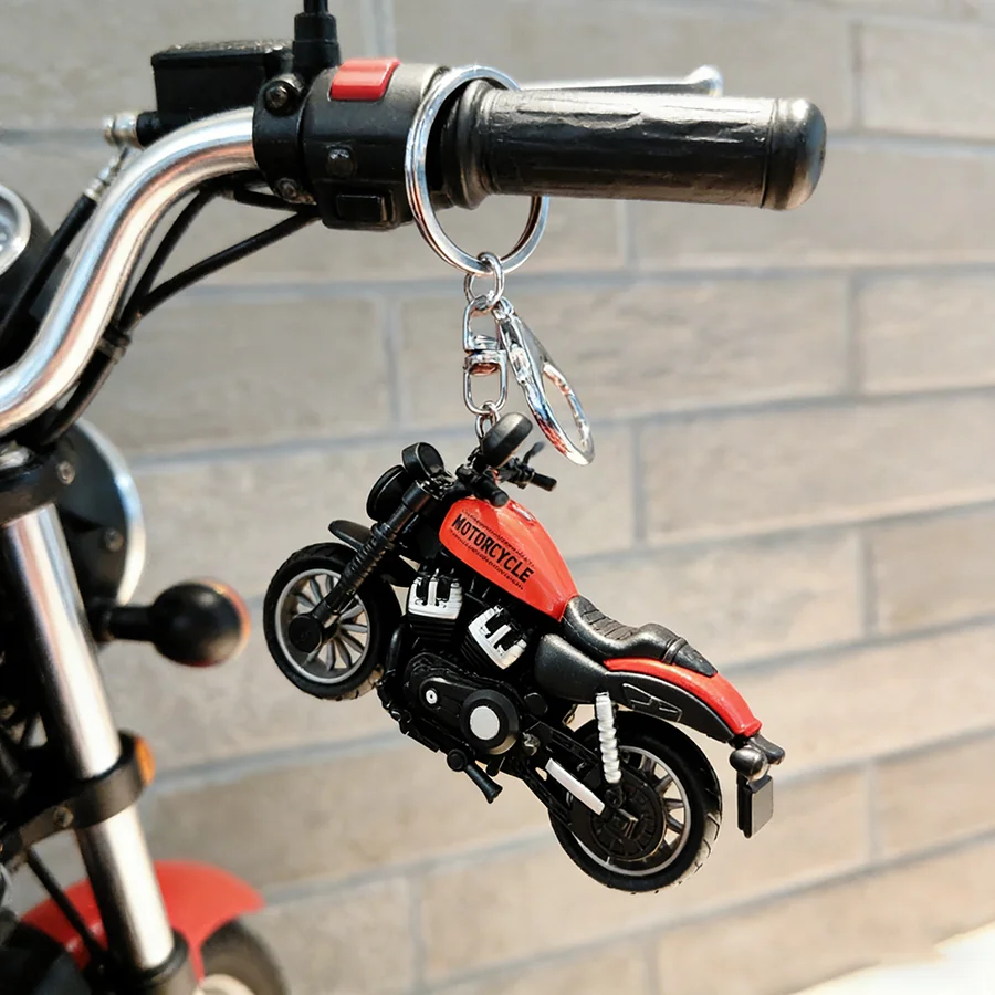 Hochwertiger Motorrad-Schlüsselanhänger, 4 Farboptionen, Auto-Rucksack-Anhänger, perfektes Geschenk für Ihn, cooler Schlüsselanhänger für Outdoor-Aktivitäten.