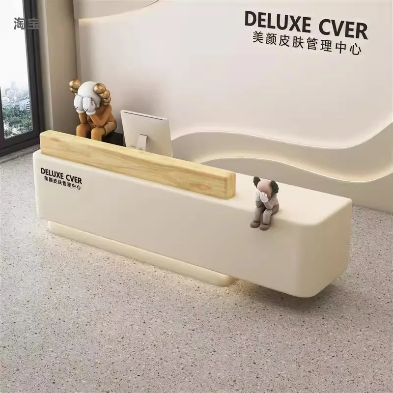 

Простой современный салон красоты, стойка медсестры, стойка администратора, стойка ресепшн, изогнутая стойка для магазина одежды, барный стол, кассовый аппарат, учебная комната.