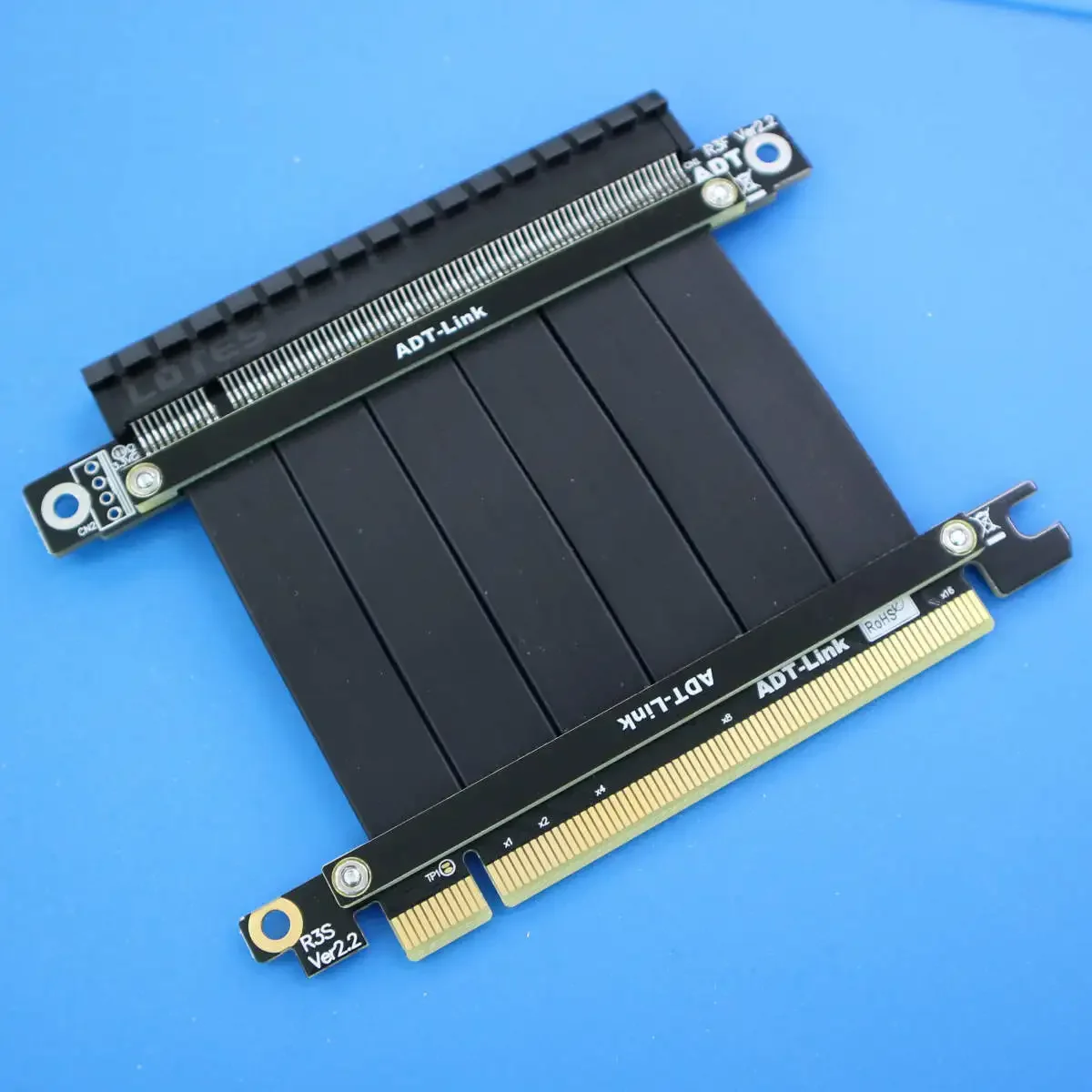 Przedłużacz PCI-E 3.0x16 karty graficznej ADT umieszczony w pionie na Pcie 16x w obudowie