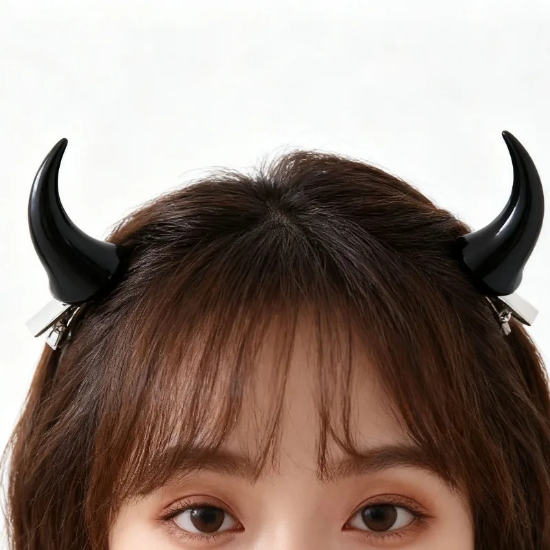 

2pcs Devil Horn Hair Clips Women Adorable Edgy Design Trendy Spooky Accessory Stylish Bold Girls Headwear Daily Casual Outfits