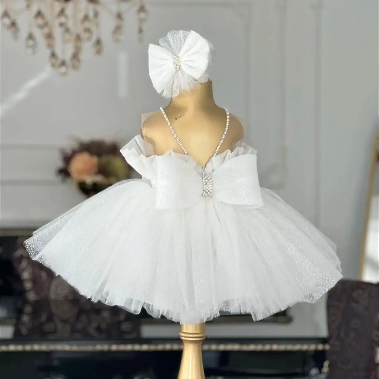 Abiti da ragazza di fiore con perle bianche per matrimonio Abiti da prima comunione personalizzati con fiocco sul retro per bambini Abiti da compleanno per bambini