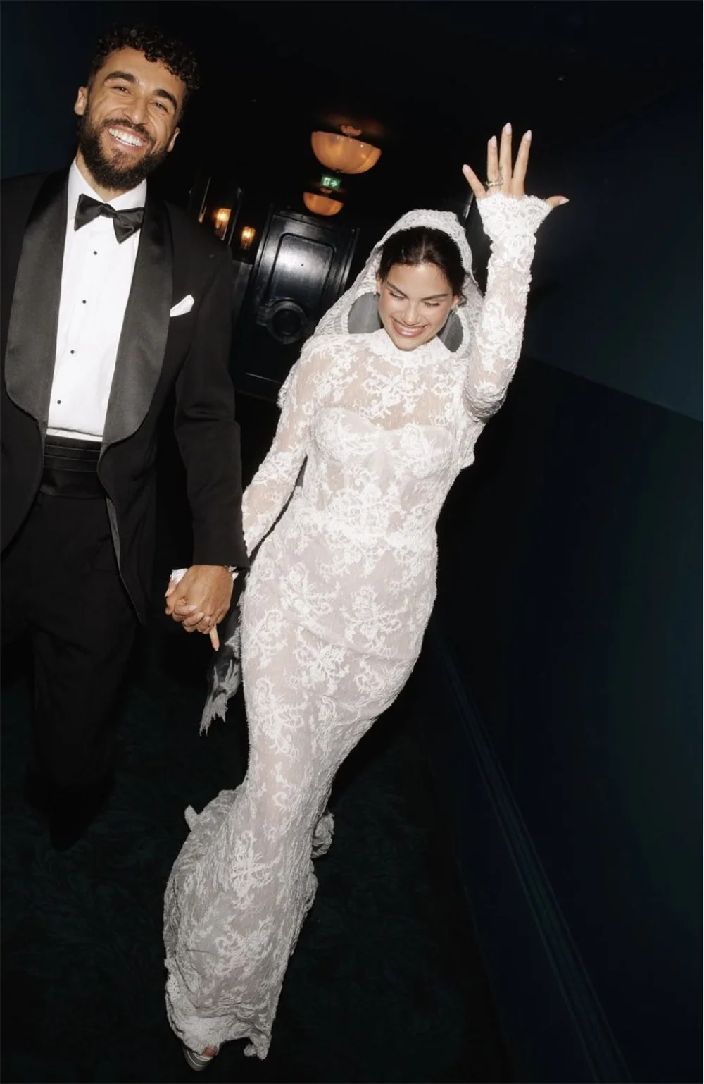 طوكيو مخصص الأبيض عالية العنق فساتين الزفاف طويلة الأكمام عارية الذراعين أثواب الزفاف أنيقة قطار المحكمة الدانتيل أثواب الزفاف