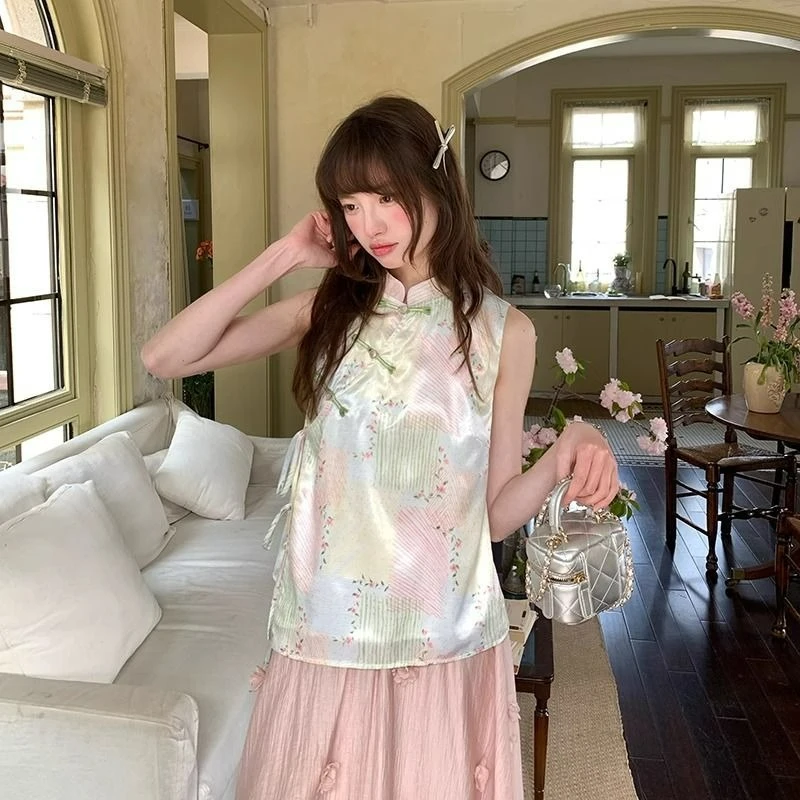 

Летний модный комплект 2026: элегантный свободный топ без рукавов в улучшенном китайском стиле и юбка-полусолнце с объемными цветами