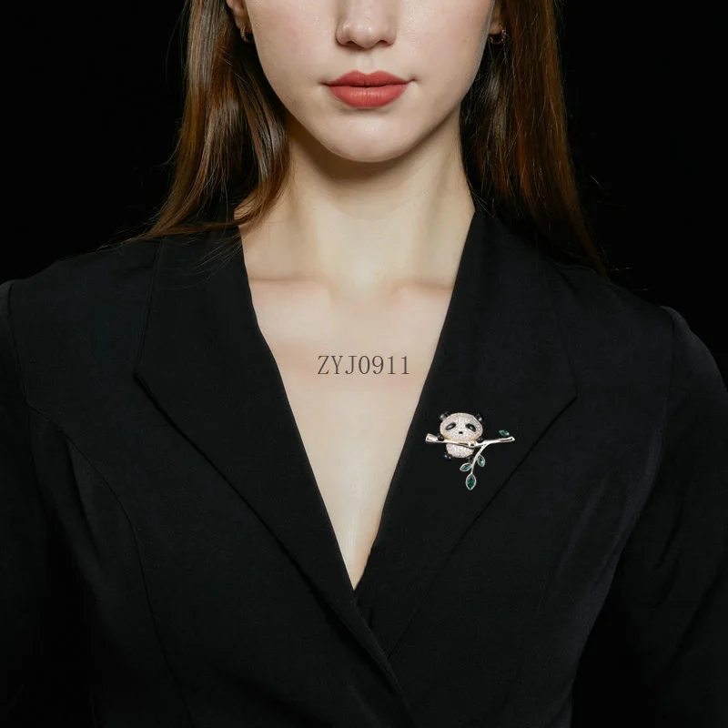 Novo broche de panda elegante e fofo, acessórios de blazer, flor incrustada de zircão em cobre no peito