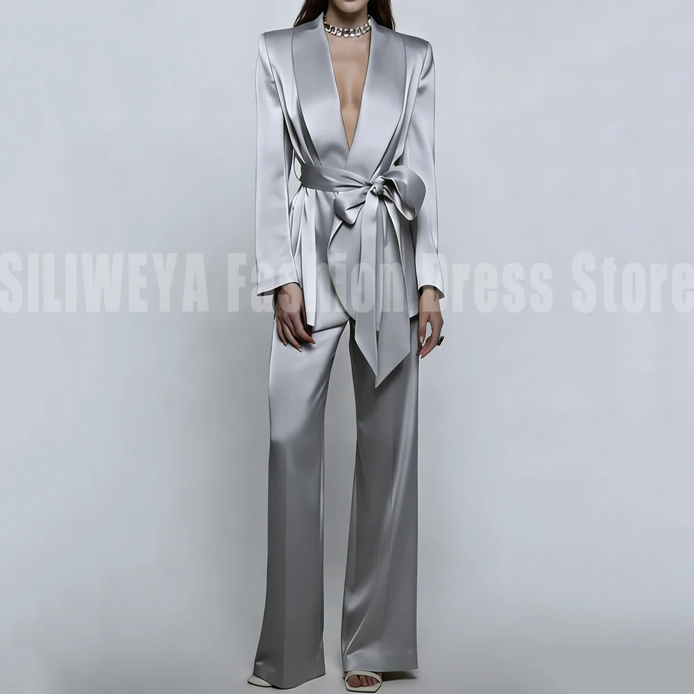 

Изысканный женский блейзер из блестящего атласа с глубоким вырезом и широкими брюками – элегантный наряд для торжеств и работы, тренд 2026 года