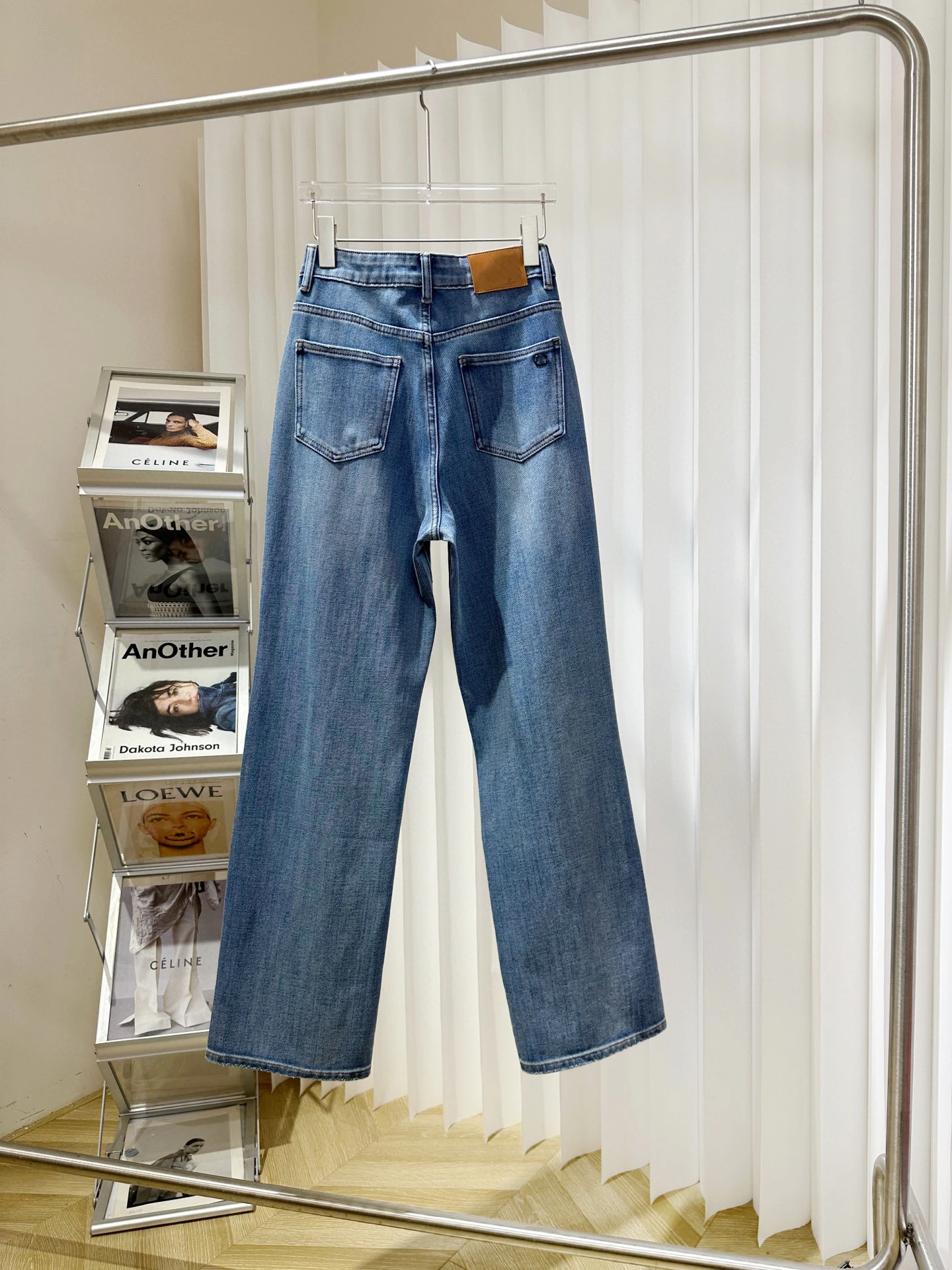 ハイウエストストレートレッグルーズフィットフロアレングスジーンズ女性の夏の新しいSleカジュアルジッパーワイドレッグパンツテーパリング効果