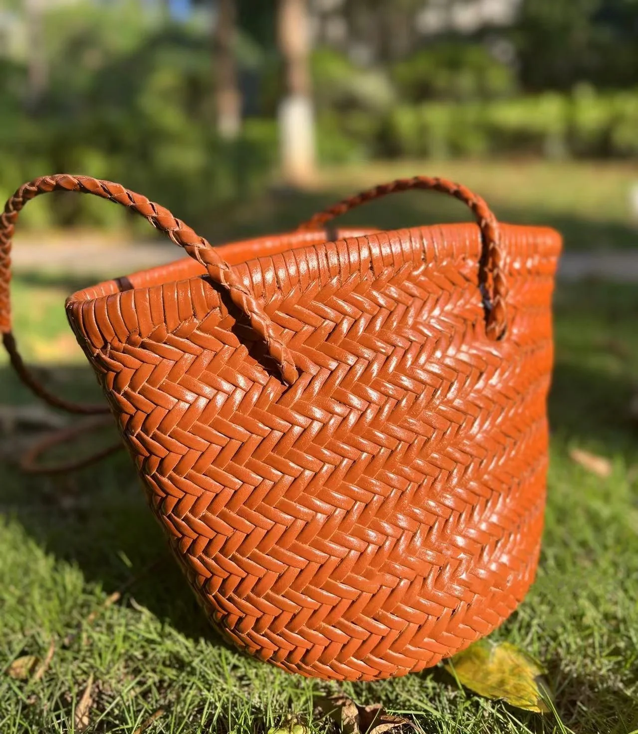 

100% handmade vintage leather woven top layer cowhide shoulder bag, bucket bag, daily bag, trendy shoulder bag.