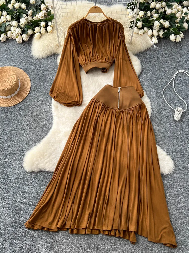 طقم نسائي أنيق مكون من قميص بأكمام قصيرة وتنورة عالية الخصر مشقوقة، مناسب للخريف والأزياء العصرية والعمل