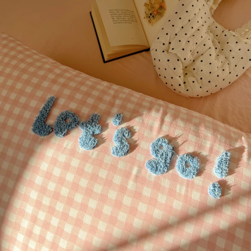 2025 جديد موسم الطالب غطاء لحاف منشفة مطرزة لينة 4 قطع مجموعة عارية النوم غسل القطن بلون مدقق الفراش