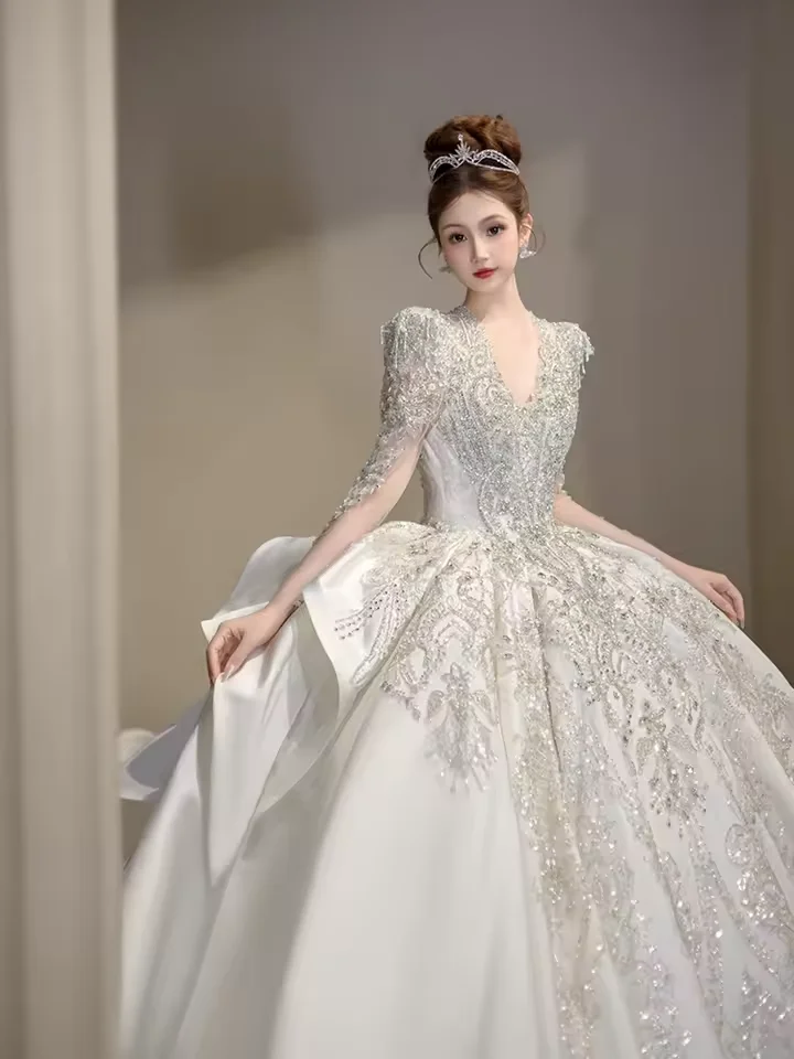 Luksusowe suknie ślubne z długim rękawem, klasyczna satynowa suknia ślubna z królewskim trenem, błyszcząca suknia ślubna szyta na miarę.