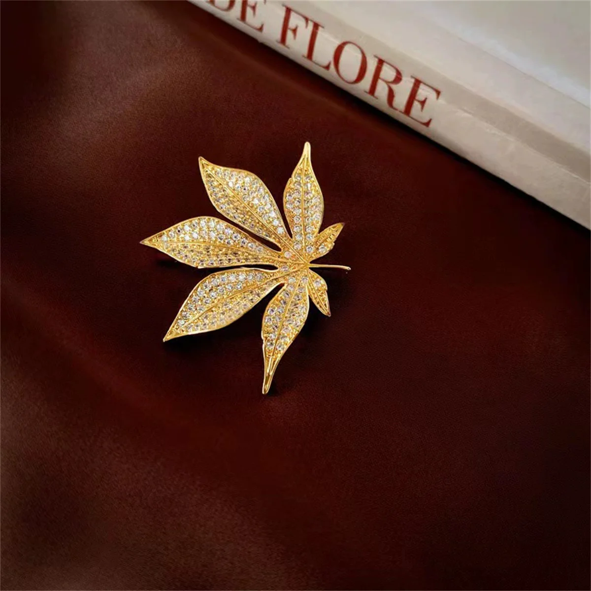 1Pc Exquisite Retro Maple Leaf Brooch Creative Personality Pin Magnificent Luxury Jewelry Accessories Party Birthday Gift Trend