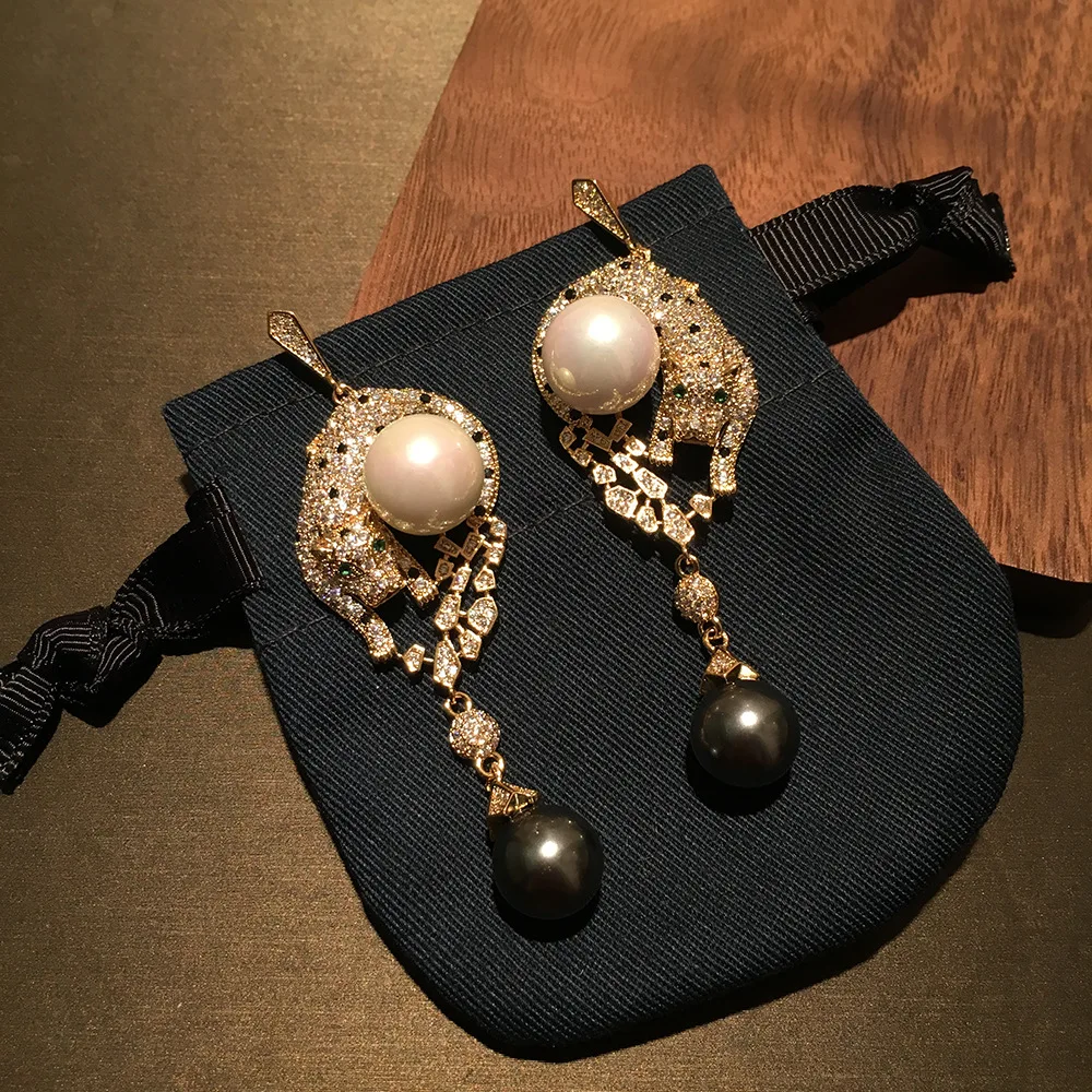 

Leopard Luxury Pendant Dangle Black Spotted Pearl Earrings Court Chandelier Baroque Pearl Studded earring