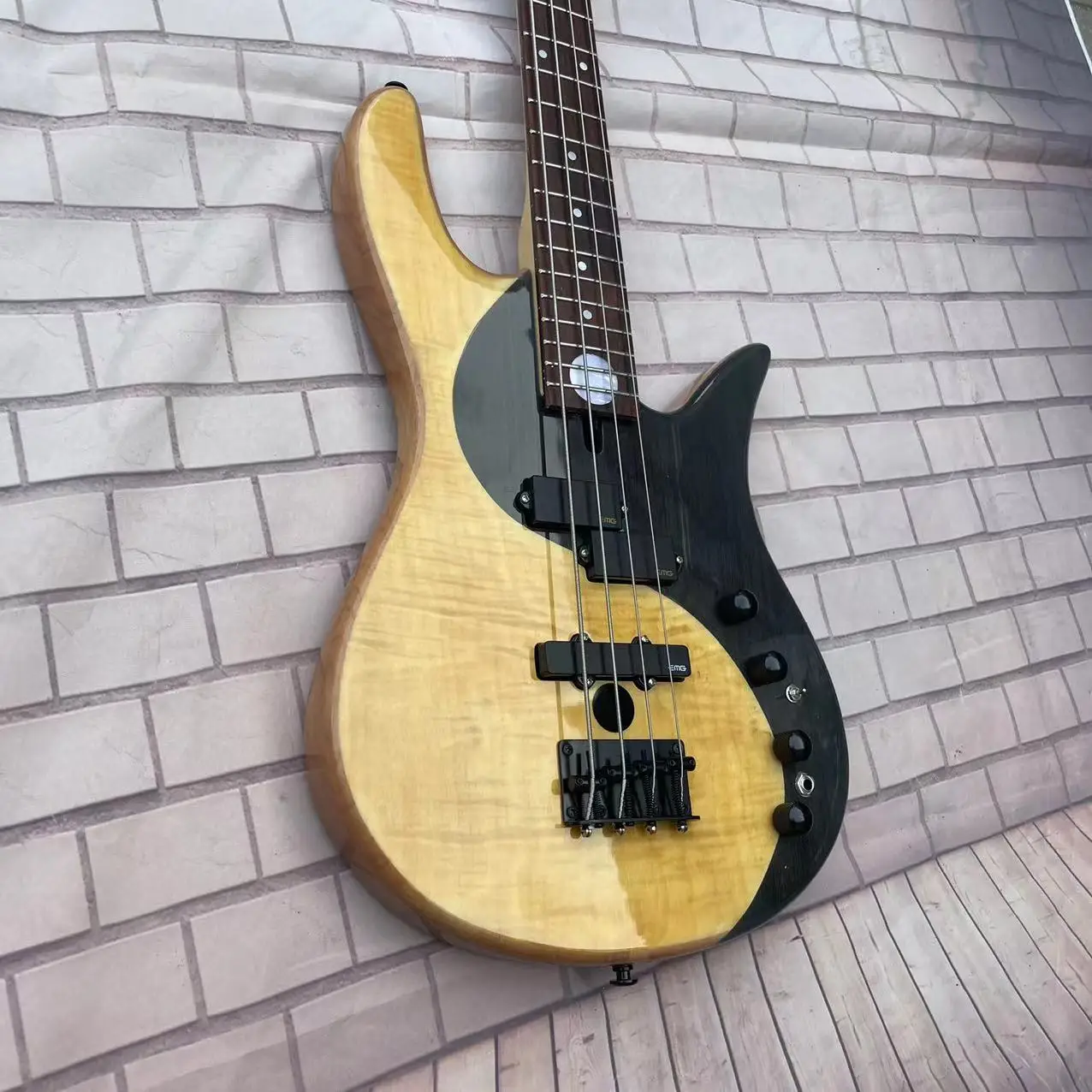 4-string yin-yang butterfly electric bass, with a natural wood color body and high gloss. Factory photos of the actual product,