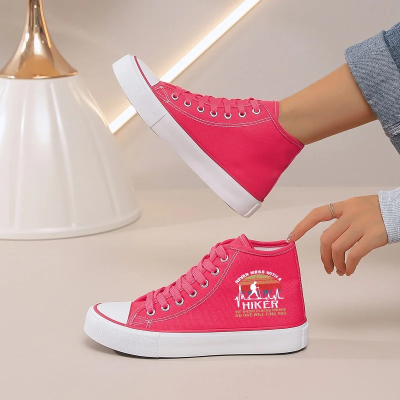 

Женские высокие парусиновые кроссовки розово-красного цвета: шнуровка, подошва на платформе и графический принт. Идеально подходит для повседневного и повседневного наряда с джинсами.