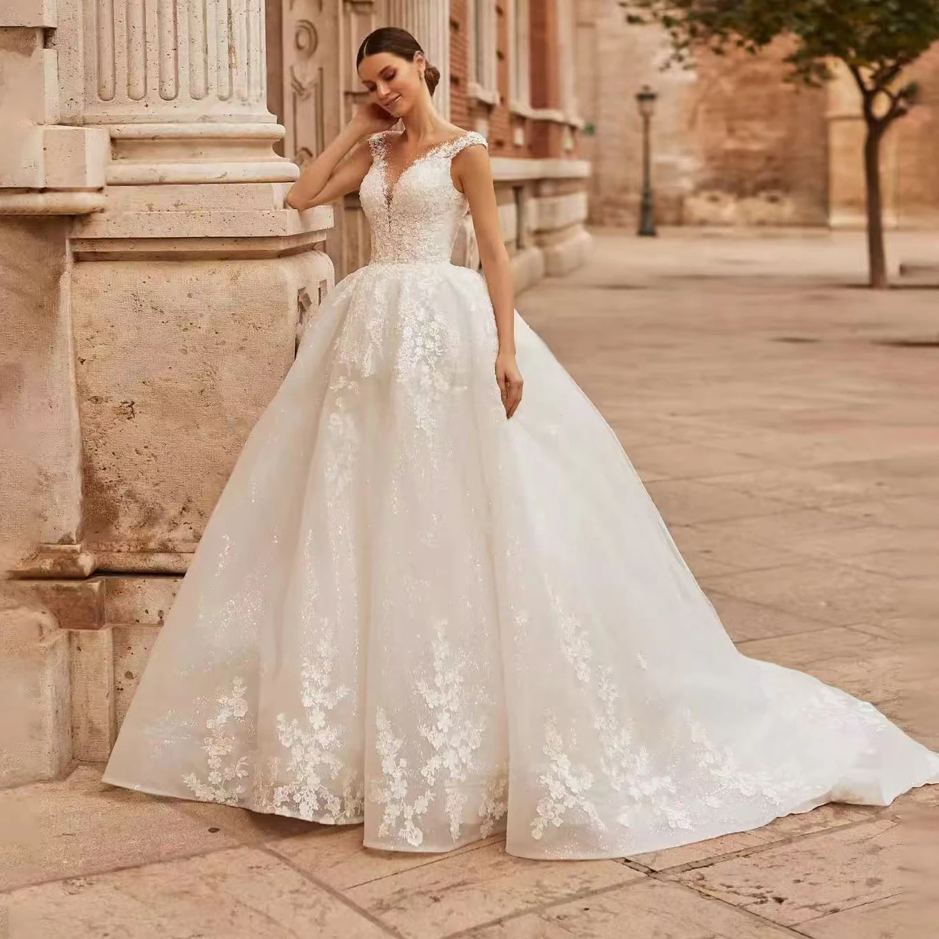 

Свадебное платье с блестками, индивидуальный пошив, рукав-крылышко, вырез-лодочка, бисерная аппликация, шлейф, шнуровка сзади, корсетное платье для невесты