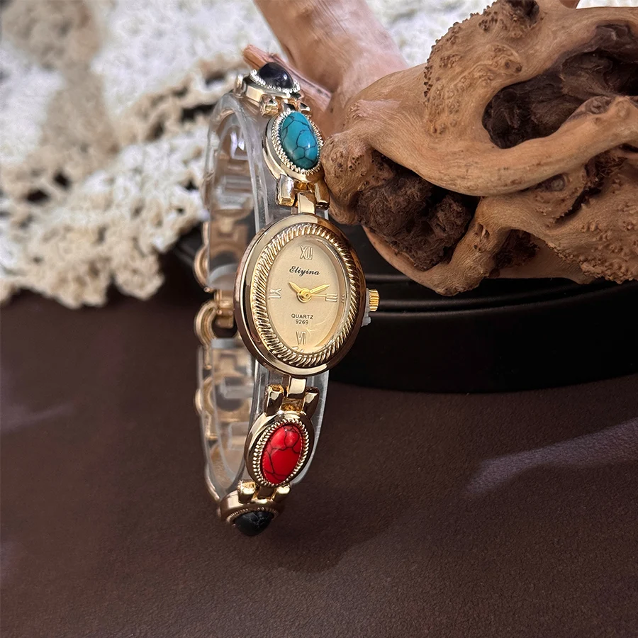 ساعة كوارتز نسائية بأحجار كريمة ملونة وسوار من سبائك الليثيوم وملمس بيضاوي وعلامة يدوية على طراز كورت فرنسي عتيق