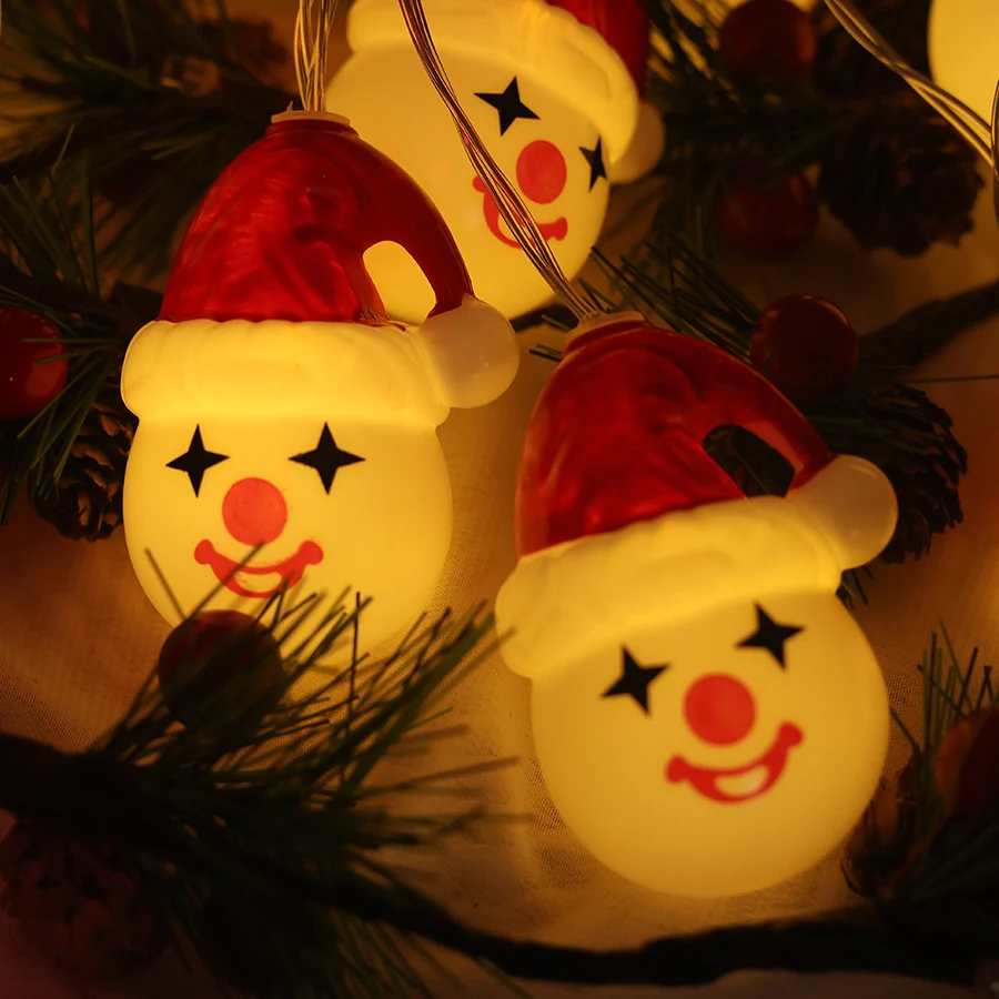 Weihnachtsdekorationslichter, Lichterketten, Weihnachtsmützen, Clownatmosphäre, bunte Lichter, Layout für Ladenszene, Hängeleuchte
