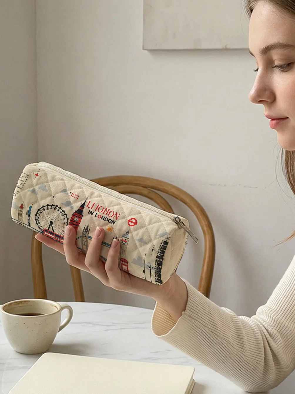 London Landmark Print Quilted Cylindrical Pencil Case, Zipper Stationery Pouch For Student School Supplies view 4