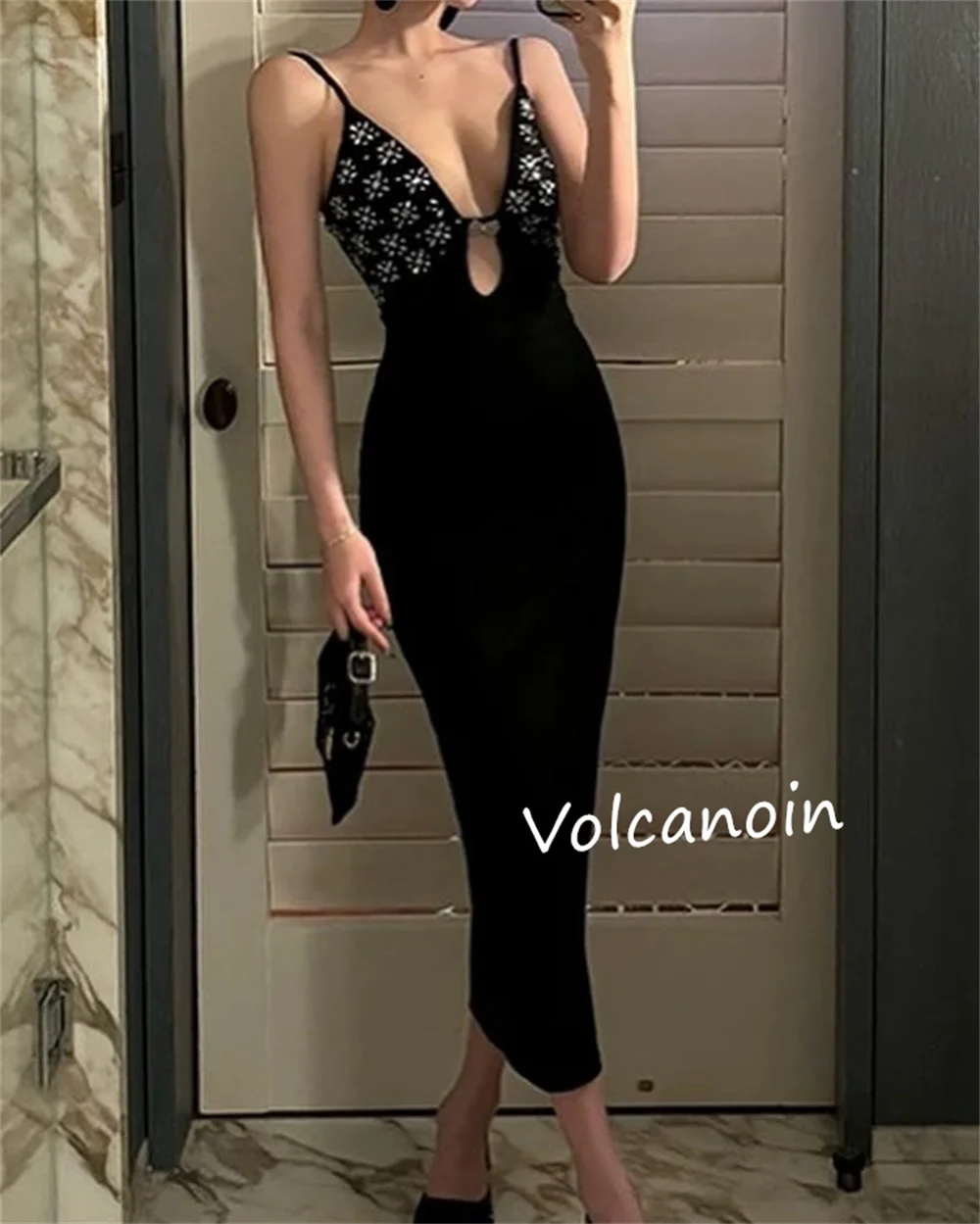 Abiti midi con cinturino per spaghetti in jersey personalizzato con perline e strass, occasioni su misura, cocktail party, semplici ed eleganti
