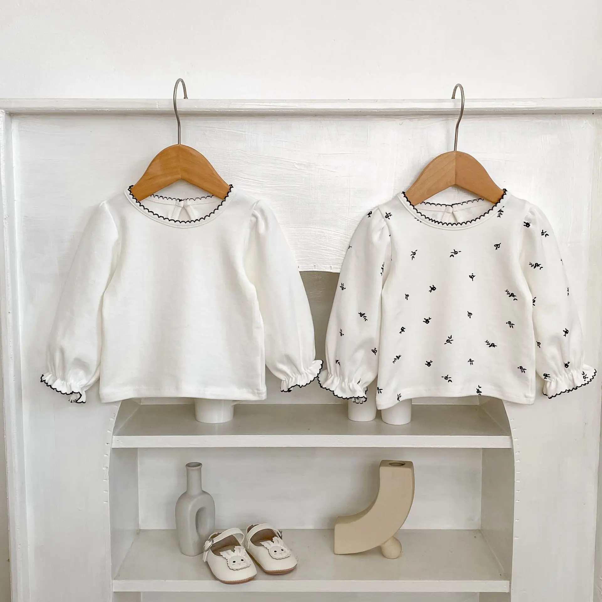 Dziewczęca koszulka z długim rękawem na wiosnę i jesień 2025, nowy styl, dziecięca koszulka z krótkim rękawem typu \"psie ząbki\", bluzka z bufiastymi rękawami.