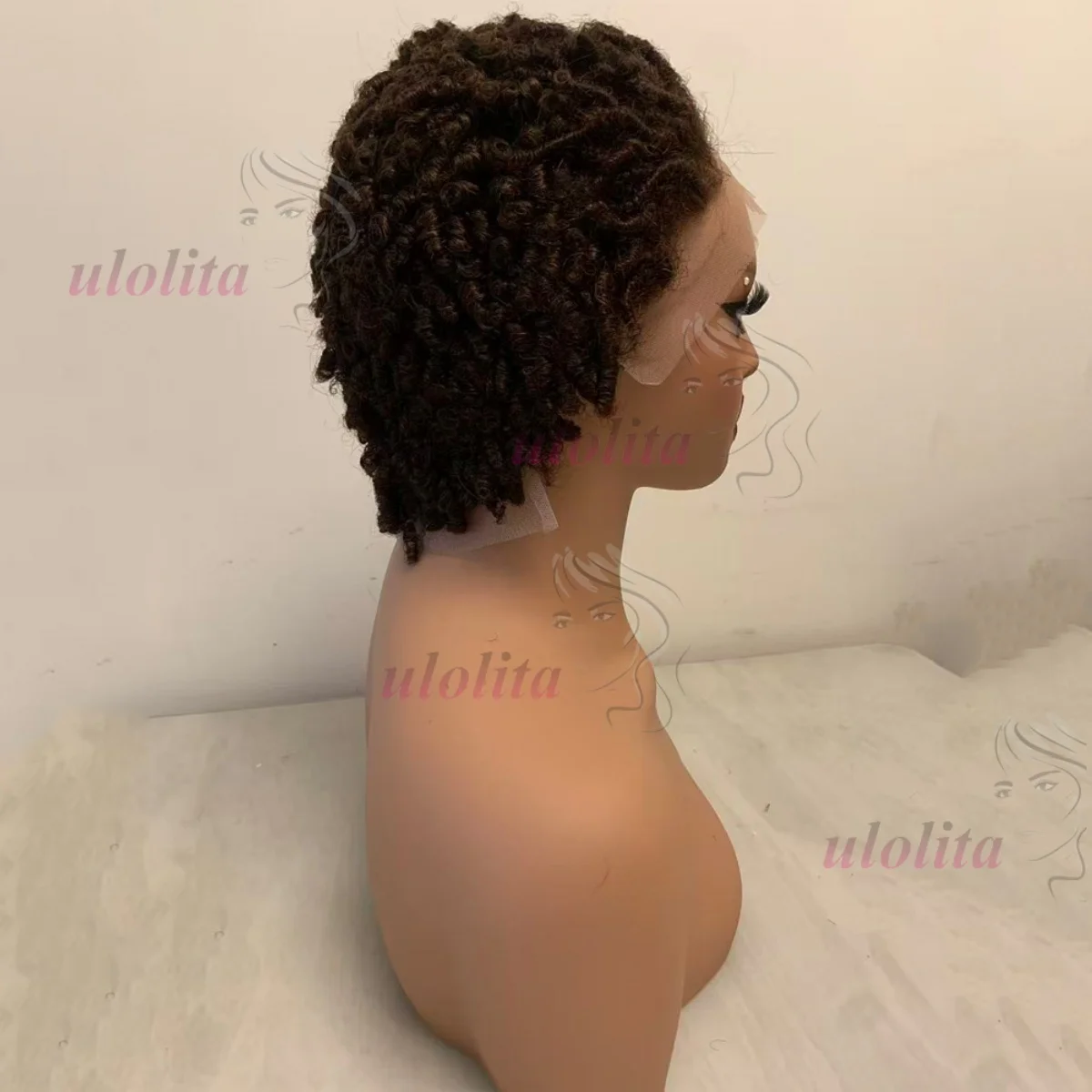 Premium 13x4 Lace Front Kurze Caterpillar Lockige Echthaarperücke in Naturfarbe aus brasilianischem Remy-Haar, geeignet für den täglichen Gebrauch von Frauen. – Detail 20