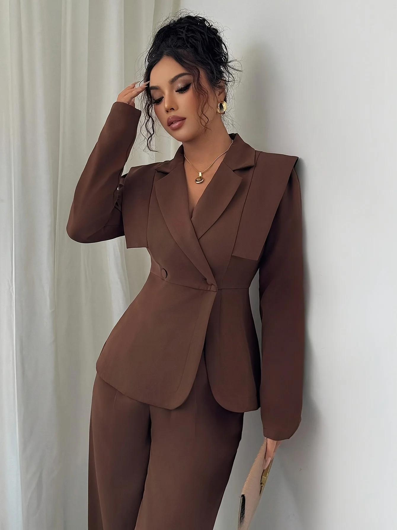 Traje casual elegante para mujer, con una camisa cruzada con solapa y pantalones con cintura elástica, perfecto para el trabajo.