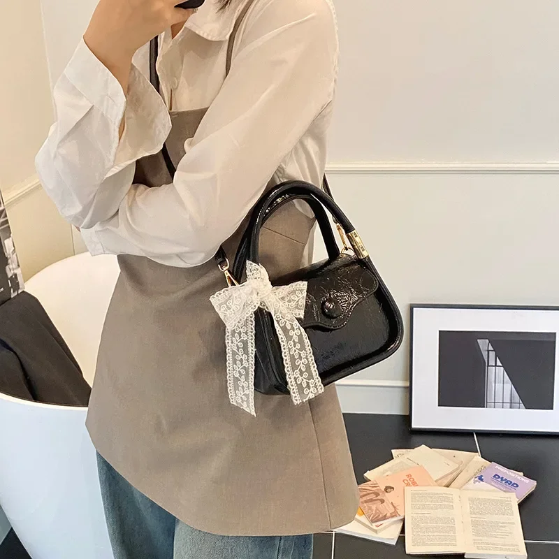 

Small Square Bag Women's 2025 New Style Contrasting Color Simple Crossbody Bag Oil Wax Leather Niche Versatile Shoulder Bag