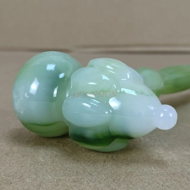 Multi-massage and thumping, receive the meridian slapping stick and tap the back and thump, scratch the back and scratch it