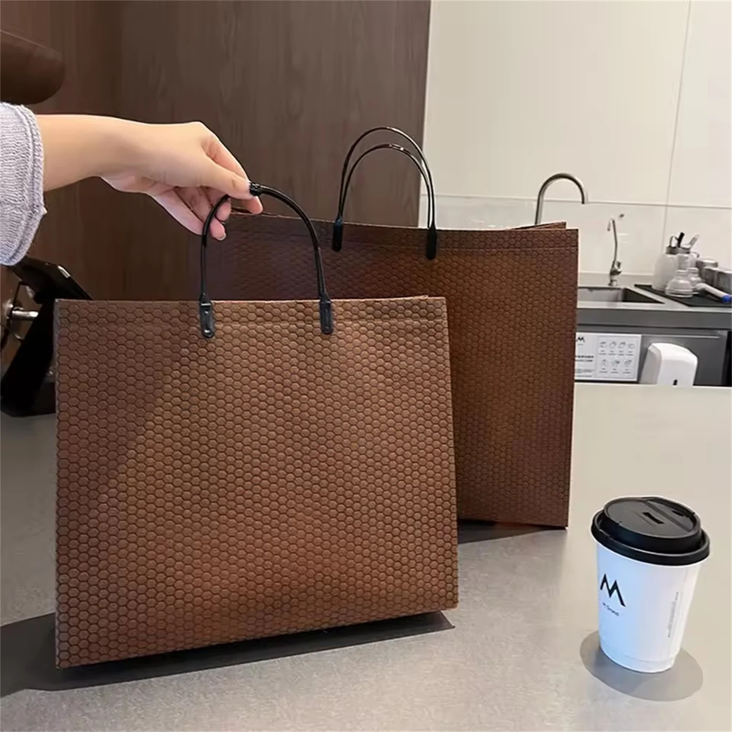 200 قطعة شعار مخصص مجوهرات حمل الحقائب غير المنسوجة فستان التسوق القماش تي شيرت مستحضرات التجميل هدايا الزفاف هدية الأحذية التعبئة والتغليف حقيبة يد