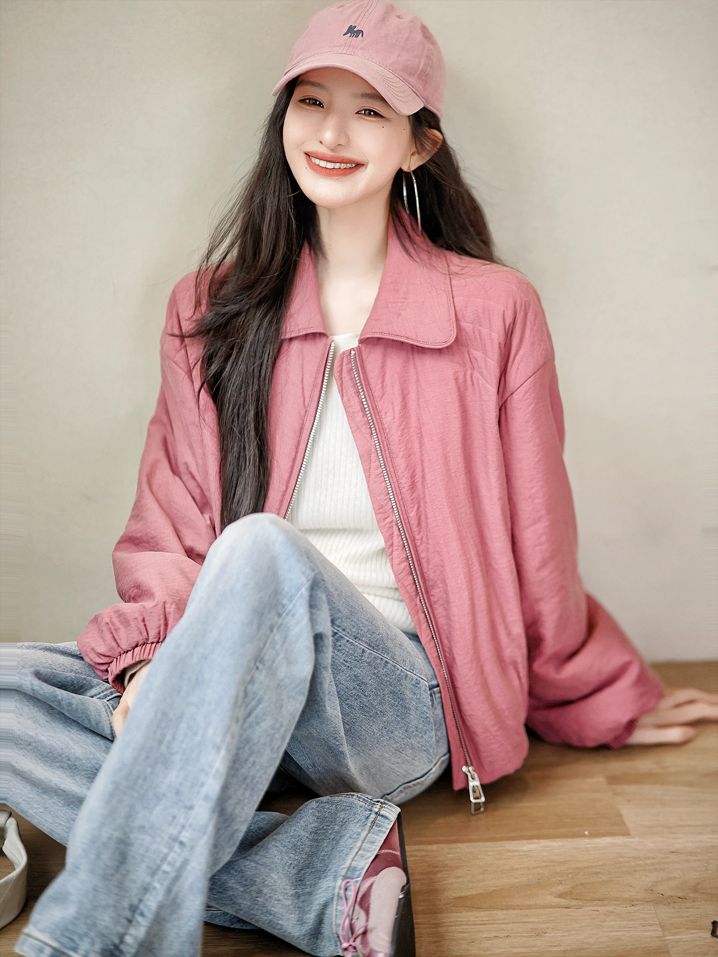 

Женская шелковая куртка ZhaodaXi: короткий рукав, на молнии, с внутренним наполнителем, из натурального шелка, легко ухаживать.