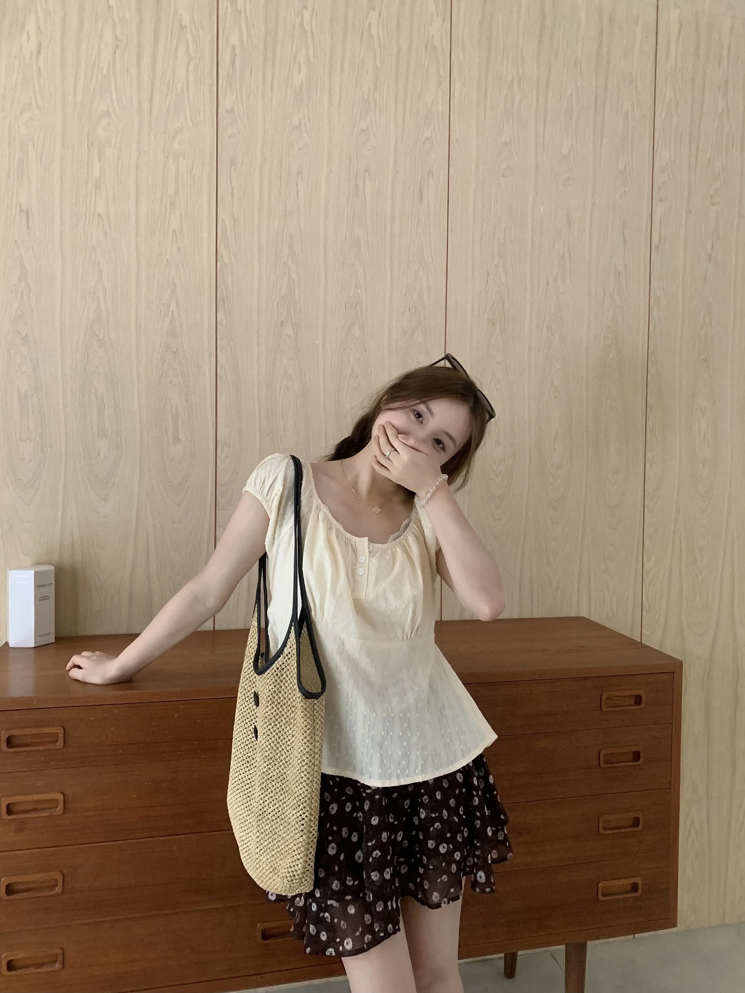 

Нежный летний топ из чистого хлопка Iouiou, светло-коричневый, с коротким рукавом, с цветочными вырезами, в корейском стиле, для женщин, для повседневной носки