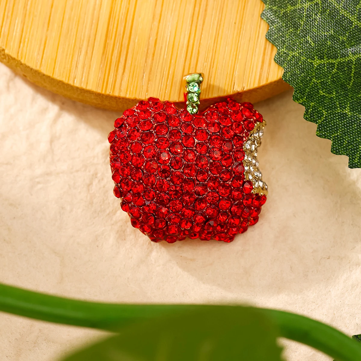 1 Pc Elegant Apple Brooch With Diamonds, Alloy Fruit Corsage Pin, Suitable For Daily Wear