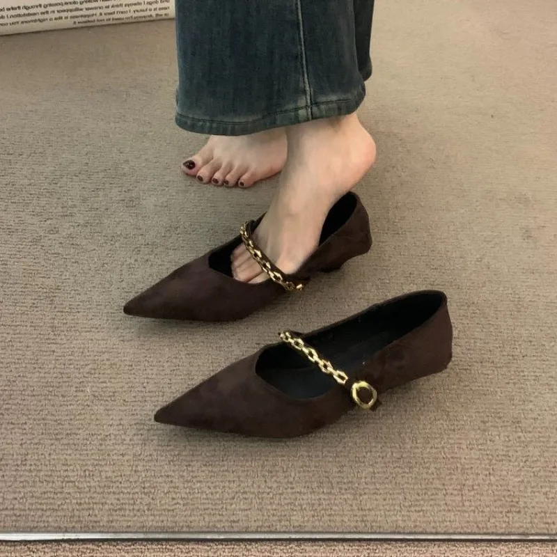 الربيع والخريف سلسلة معدنية خنجر أحذية واحدة أزياء أشار تو الفم الضحلة الجلد المدبوغ أحذية منخفضة أعلى