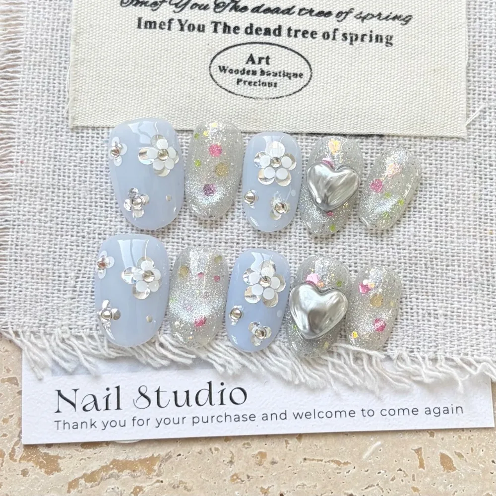 

10 штук нежных романтических серебристо-голубых накладных ногтей ручной работы с бриллиантовыми стразами, маленькими серебряными сердечками и декором, многоразовые