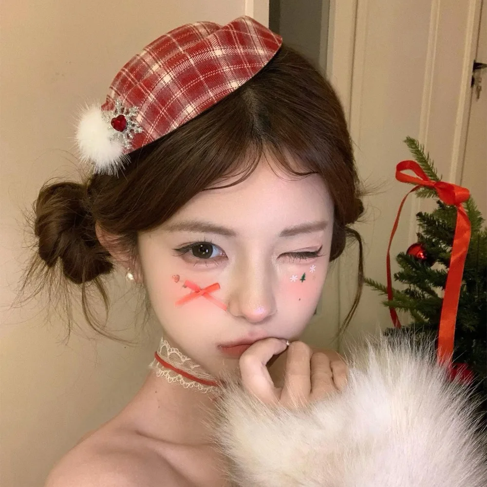 

Модный женский берет с помпоном в виде снежинки, красная клетчатая шляпа со снежинками, легкий берет с жемчужной цепочкой во французском стиле, милые аксессуары для фото