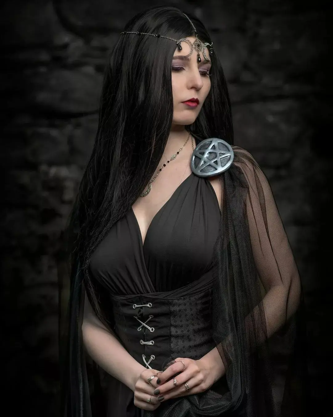 Synthetische Perücken Lange Schwarze Perücke für Morticia Addams Kostüm, Cher Kostüm Halloween Perücke für 70er Jahre Party Hexenkostüm Perücke für Frauen – Detail 13