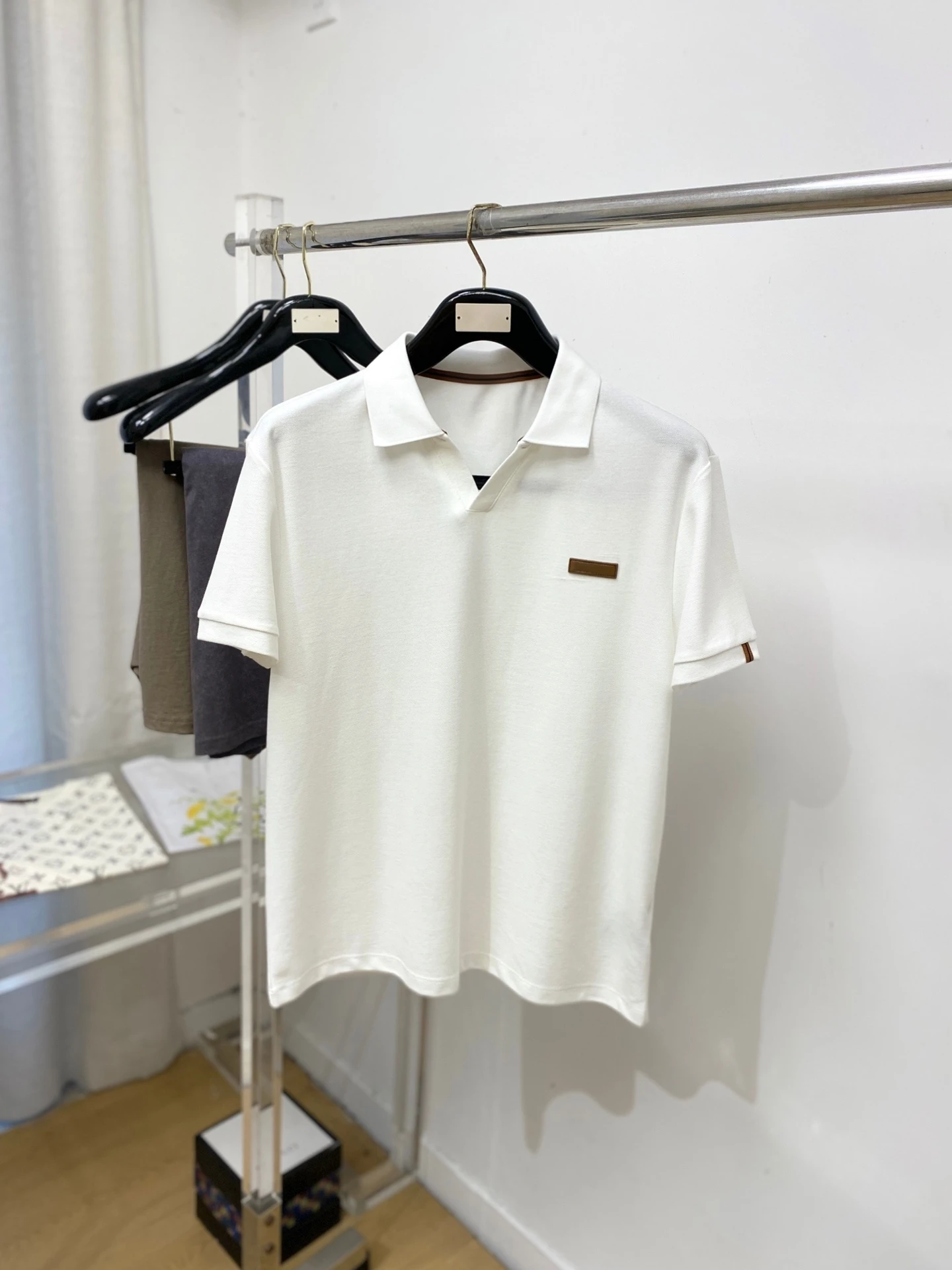 

Italian Style Men's Shirt Leather Patchwork Letter Badge Short Sleeve Turn-down Collar Versatile Fashion Business Clothing